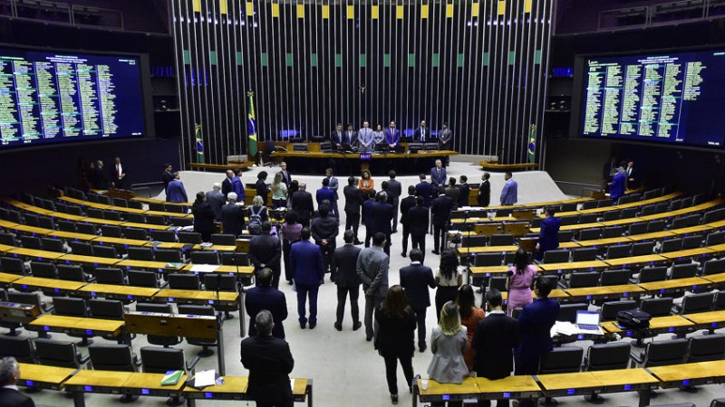Câmara aprova reajuste do salário mínimo e retira texto das Offshores - 