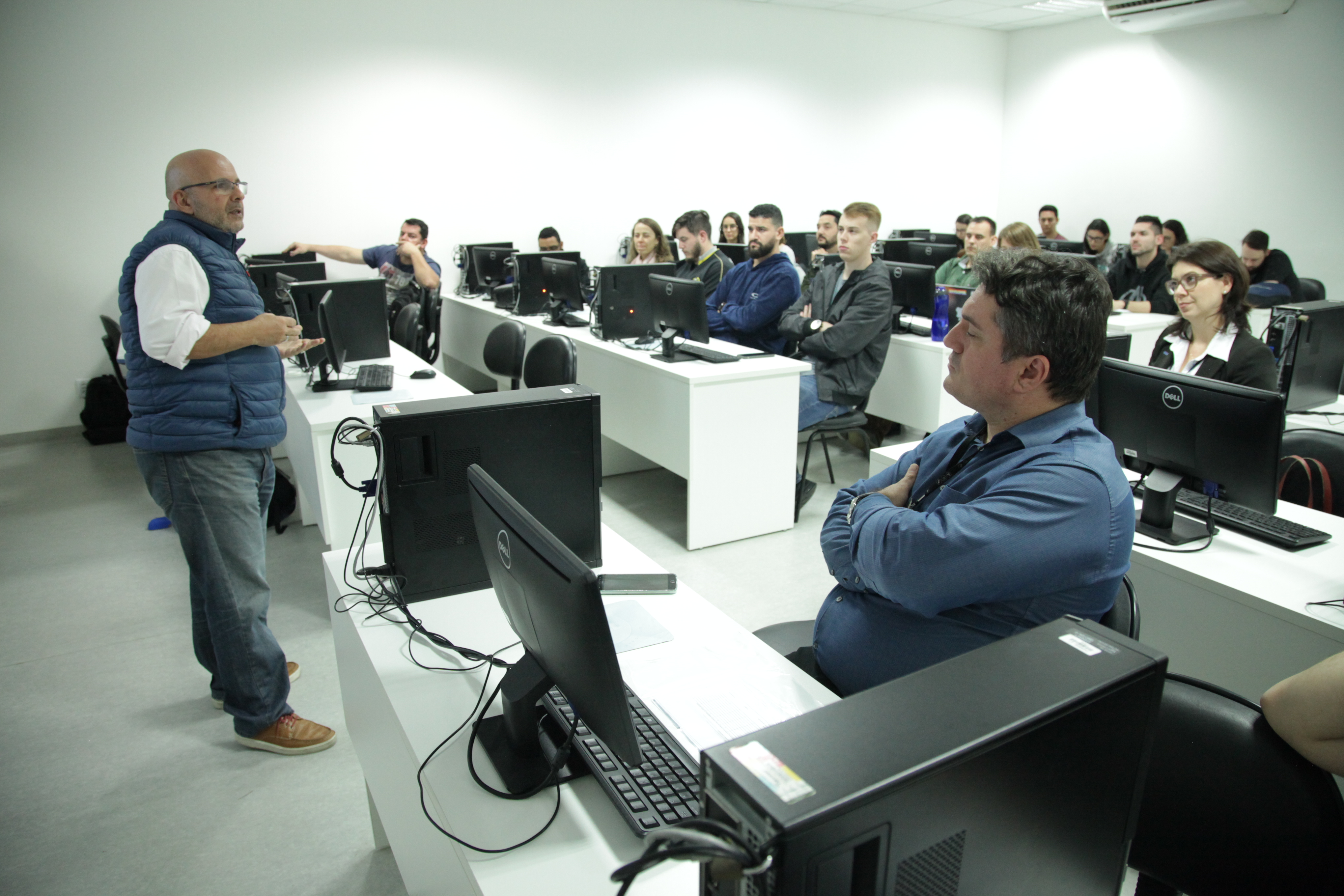 Diretor de marketing do SEPRORGS discute perfil do profissional moderno na FADERGS - 