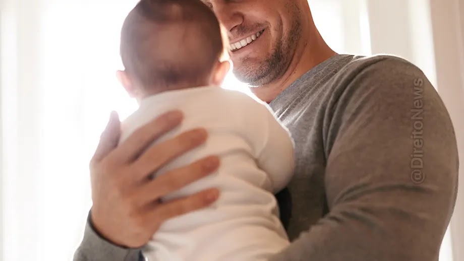 Senado aprova projeto que amplia licença-paternidade gradualmente para 20 dias - 