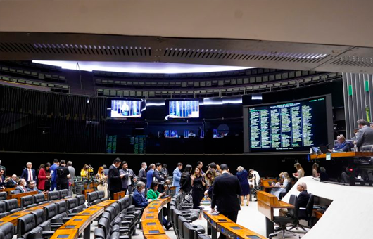 Plenário da Câmara dos Deputados analisa proposta que reabre prazo de adesão ao Programa Especial de Regularização Tributária (Pert) - 