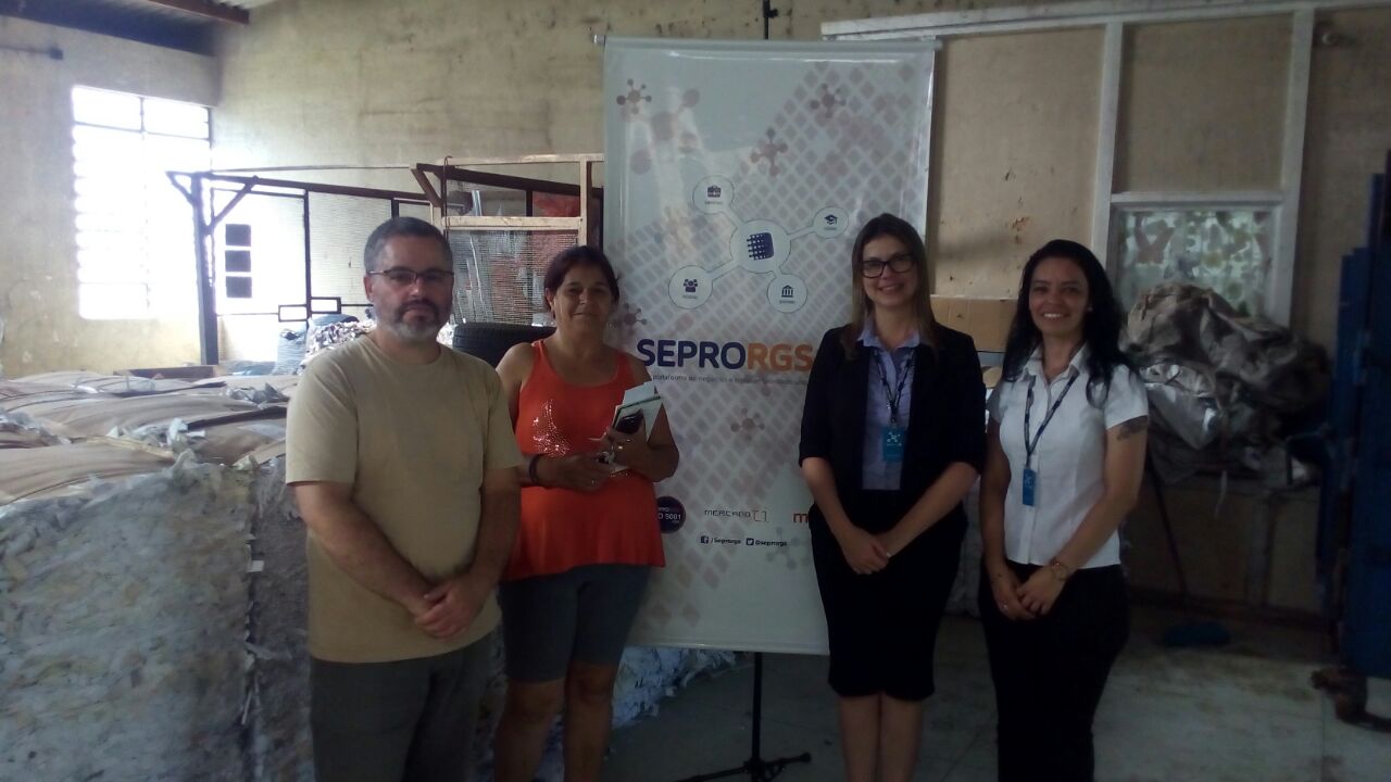SEPRORGS doa revistas para reciclagem da Associação dos Trabalhadores do Hospital São Pedro - 