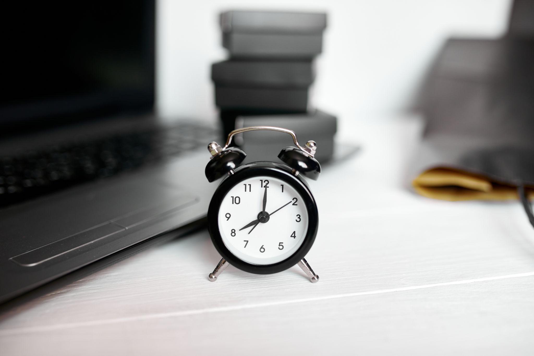 Entenda o que muda com a nova jornada semanal e saiba como preparar sua empresa para os prazos de transição. - 